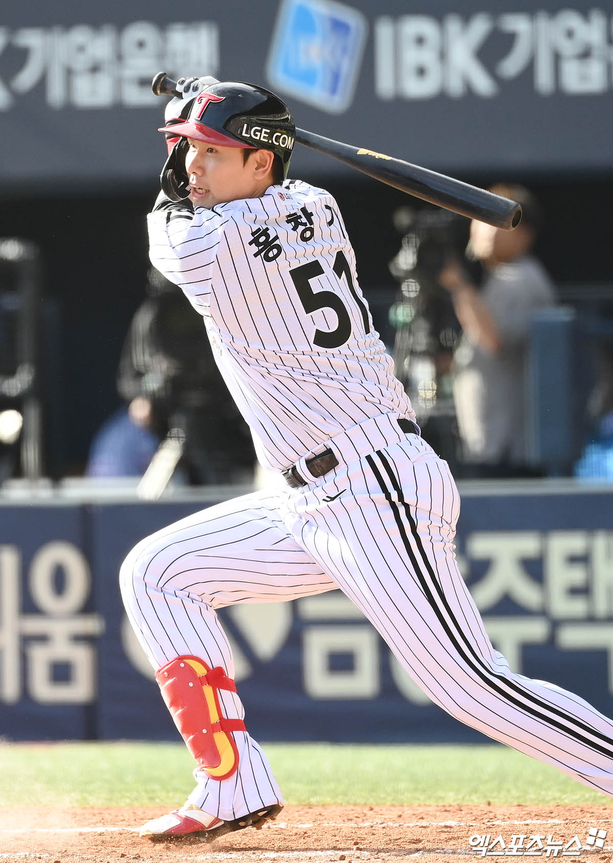 LG 외야수 홍창기는 13일 잠실구장에서 열린 '2025 신한 SOL Bank KBO 리그' 키움과 주중 3연전 첫 번째 경기에서 1번타자 우익수로 선발 출전했다. 홈런포를 포함해 3타점으로 공격에 활력을 불어넣었으나 경기 종료 직전 수비 과정에서 다쳐 구급차를 타고 병원으로 후송됐다. 엑스포츠뉴스 DB