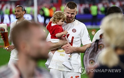 프랑스 리그1 클럽 AS모나코는 14일(한국시간) 구단 공식 홈페이지를 통해 에릭 다이어가 AS모나코로 이적했다고 발표했다. 모나코에 따르면 다이어는 모나코와 2028년 6월 30일까지 유효한 3년 계약을 체결할 예정이며 2025년 7월 1일에 합류할 예정이다. 지난 2024년 1월 바이에른 뮌헨에 합류한 다이어는 2024-25시즌 분데스리가 우승에 일조하면서 커리어 첫 메이저 대회 트로피를 들어 올렸다. 특히 다이어는 뮌헨의 분데스리가 우승 세리머니에서 김민재를 챙겨 화제가 됐다. 연합뉴스