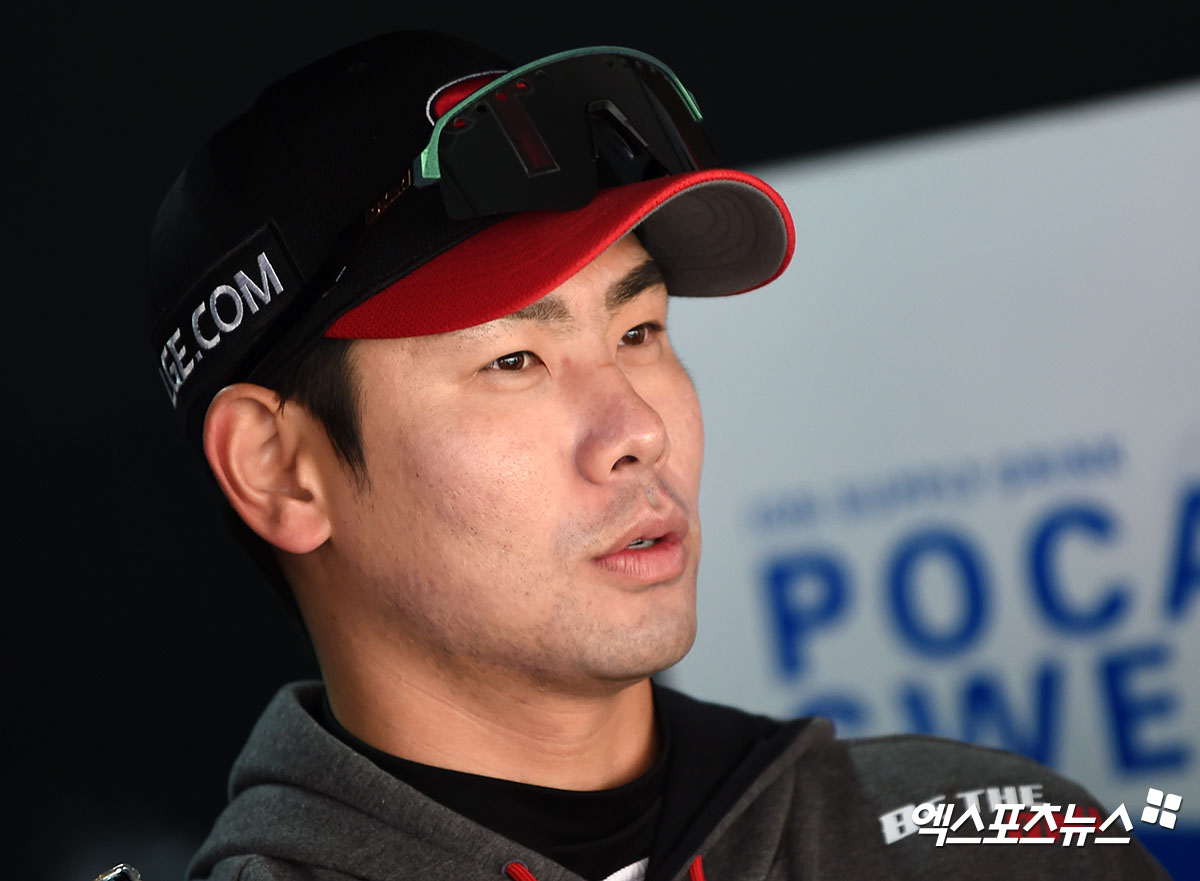 LG 외야수 홍창기는 13일 잠실구장에서 열린 '2025 신한 SOL Bank KBO 리그' 키움과 주중 3연전 첫 번째 경기에서 1번타자 우익수로 선발 출전했다. 홈런포를 포함해 3타점으로 공격에 활력을 불어넣었으나 경기 종료 직전 수비 과정에서 다쳐 구급차를 타고 병원으로 후송됐다. 엑스포츠뉴스 DB