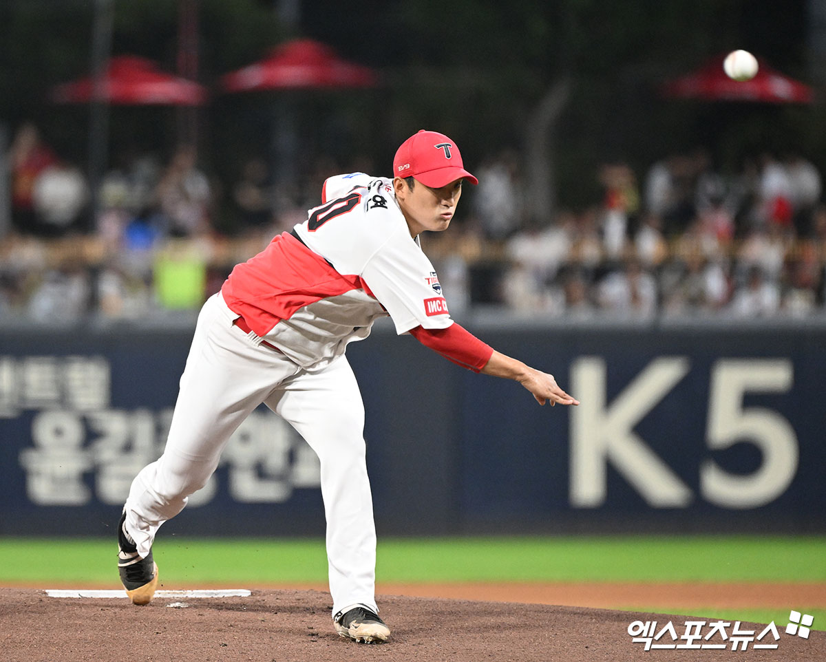 24일 오후 광주기아챔피언스필드에서 열린 '2024 신한 SOL Bank KBO리그' 삼성 라이온즈와 KIA 타이거즈의 경기, 1회초 KIA 선발투수 김도현이 공을 힘차게 던지고 있다. 엑스포츠뉴스 DB