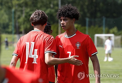 포르투갈 U-15 대표팀의 호날두 주니어가 14일(한국시간) 크로아티아에 있는 스페티 마르틴 나 무리에서 열린 일본과 2025 블라트코 마르코비치 국제 친선 대회 1차전에서 교체 투입됐다. 3-0으로 앞서던 후반 9분 공격수로 교체 출전한 호날두 주니어는 공격 포인트는 없었지만, 일본에게 4-1 대승을 거뒀다. 호날두 주니어는 포르투갈 U-15 대표팀 데뷔전을 치르는 역사적인 날을 맞았다. 연합뉴스