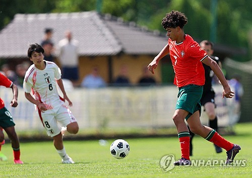 포르투갈 U-15 대표팀의 호날두 주니어가 14일(한국시간) 크로아티아에 있는 스페티 마르틴 나 무리에서 열린 일본과 2025 블라트코 마르코비치 국제 친선 대회 1차전에서 교체 투입됐다. 3-0으로 앞서던 후반 9분 공격수로 교체 출전한 호날두 주니어는 공격 포인트는 없었지만, 일본에게 4-1 대승을 거뒀다. 호날두 주니어는 포르투갈 U-15 대표팀 데뷔전을 치르는 역사적인 날을 맞았다. 연합뉴스