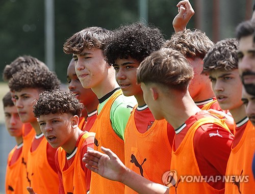 포르투갈 U-15 대표팀의 호날두 주니어가 14일(한국시간) 크로아티아에 있는 스페티 마르틴 나 무리에서 열린 일본과 2025 블라트코 마르코비치 국제 친선 대회 1차전에서 교체 투입됐다. 3-0으로 앞서던 후반 9분 공격수로 교체 출전한 호날두 주니어는 공격 포인트는 없었지만, 일본에게 4-1 대승을 거뒀다. 호날두 주니어는 포르투갈 U-15 대표팀 데뷔전을 치르는 역사적인 날을 맞았다. 연합뉴스