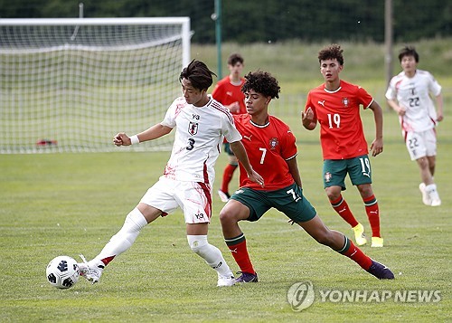 포르투갈 U-15 대표팀의 호날두 주니어가 14일(한국시간) 크로아티아에 있는 스페티 마르틴 나 무리에서 열린 일본과 2025 블라트코 마르코비치 국제 친선 대회 1차전에서 교체 투입됐다. 3-0으로 앞서던 후반 9분 공격수로 교체 출전한 호날두 주니어는 공격 포인트는 없었지만, 일본에게 4-1 대승을 거뒀다. 호날두 주니어는 포르투갈 U-15 대표팀 데뷔전을 치르는 역사적인 날을 맞았다. 연합뉴스