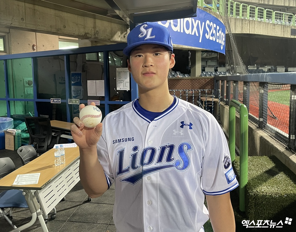 삼성 라이온즈 이호성이 13일 포항 KT 위즈전에서 데뷔 첫 세이브를 올린 뒤 기념구를 들고 촬영하고 있다. 엑스포츠뉴스 포항, 최원영 기자