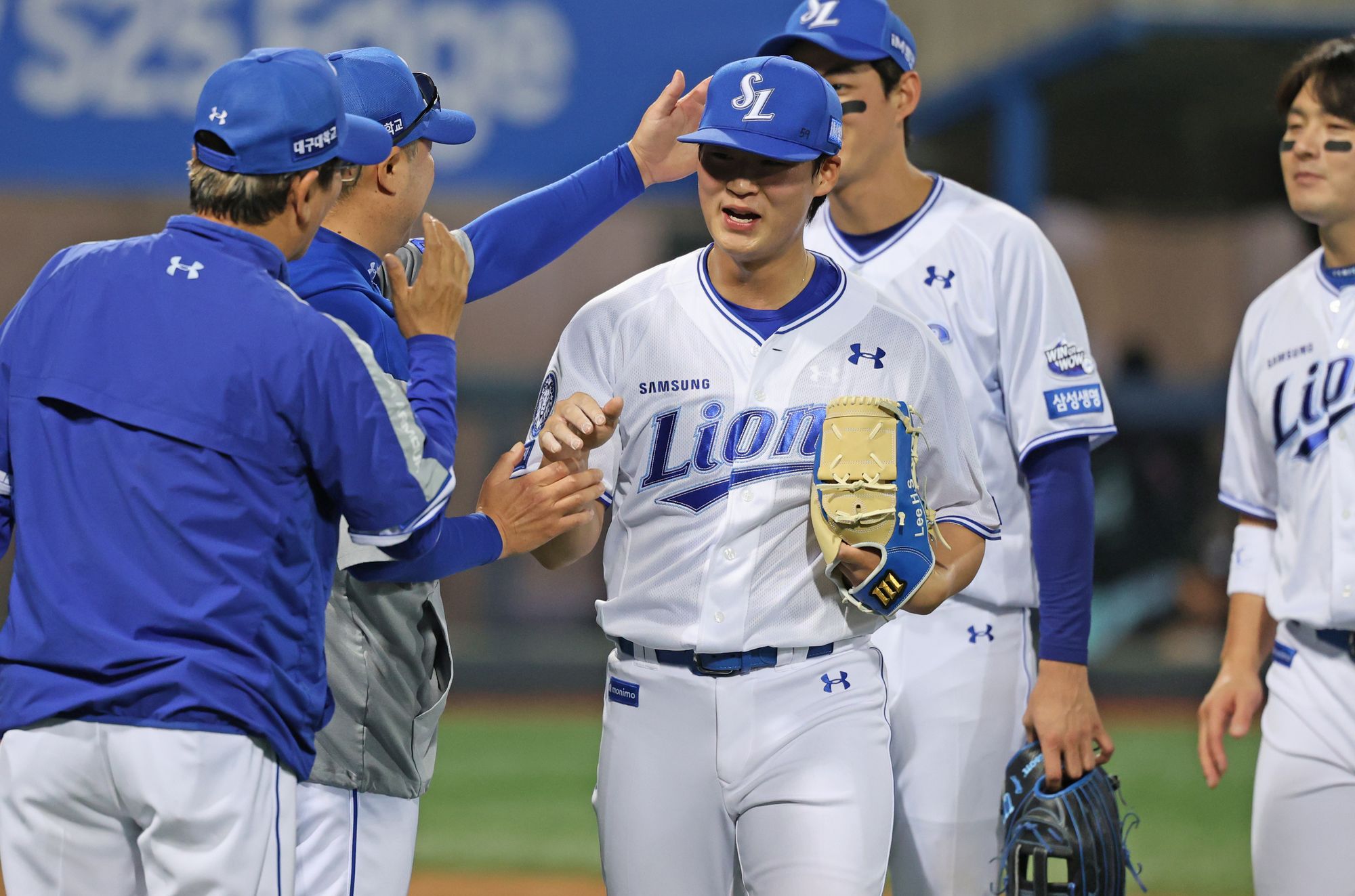 삼성 라이온즈 이호성이 13일 포항 KT 위즈전에서 승리를 지킨 뒤 축하 받고 있다. 삼성 라이온즈