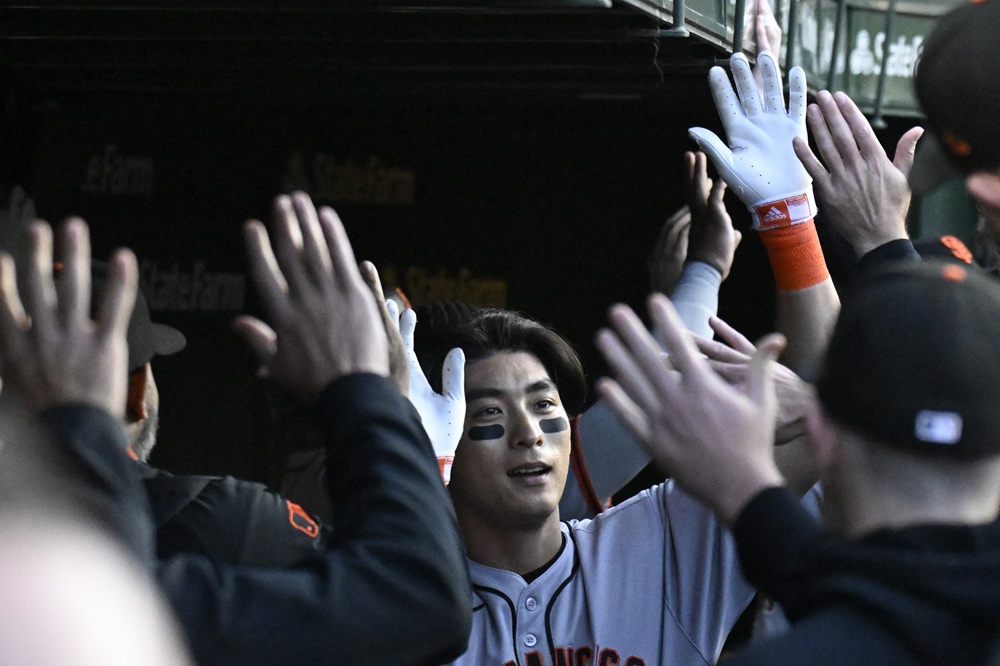 미국 메이저리그 샌프란시스코 자이언츠의 이정후가 14일(한국시간) 미국 캘리포니아주 샌프란시스코의 오라클파크에서 열린 2025 메이저리그 애리조나 다이아몬드백스와의 홈 경기에 4번타자 겸 중견수로 선발출전, 5타수 2안타 1홈런 2타점 1득점을 기록했다. 사진 연합뉴스