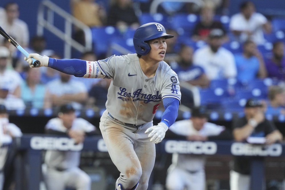 미국 메이저리그 LA 다저스의 김혜성이 팀 동료 블레이크 스넬로부터 