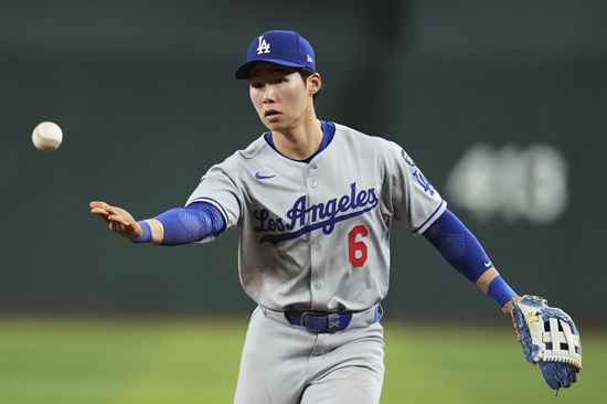 미국 메이저리그 LA 다저스의 김혜성이 팀 동료 블레이크 스넬로부터 