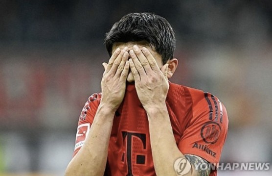 독일 축구 이적시장 전문 사이트 '트란스퍼마르크트'는 지난 14일(한국시간) 다음 시즌(2025-2026) 바이에른 뮌헨이 구성할 수 있는 베스트 11을 예상해 공개했다. 김민재는 제외됐다. 포지션은 4-1-2-3으로 구성했다. 마누엘 노이어가 골키퍼 장갑을 착용했다. 알폰소 데이비스, 요나탄 타(레버쿠젠), 다요 우파메카노, 요시프 스타니시치가 수비진을 구성했다. 그 앞에 요주하 키미히가 위치했다. 중원은 플로리안 비르츠(레버쿠젠), 자말 무시알라가 나섰다. 킹슬리 코망, 해리 케인, 마이클 올리세가 공격진으로 나올 것으로 예상했다. 연합뉴스