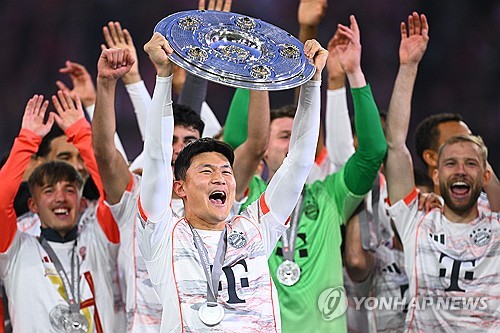 독일 축구 이적시장 전문 사이트 '트란스퍼마르크트'는 지난 14일(한국시간) 다음 시즌(2025-2026) 바이에른 뮌헨이 구성할 수 있는 베스트 11을 예상해 공개했다. 김민재는 제외됐다. 포지션은 4-1-2-3으로 구성했다. 마누엘 노이어가 골키퍼 장갑을 착용했다. 알폰소 데이비스, 요나탄 타(레버쿠젠), 다요 우파메카노, 요시프 스타니시치가 수비진을 구성했다. 그 앞에 요주하 키미히가 위치했다. 중원은 플로리안 비르츠(레버쿠젠), 자말 무시알라가 나섰다. 킹슬리 코망, 해리 케인, 마이클 올리세가 공격진으로 나올 것으로 예상했다. 연합뉴스
