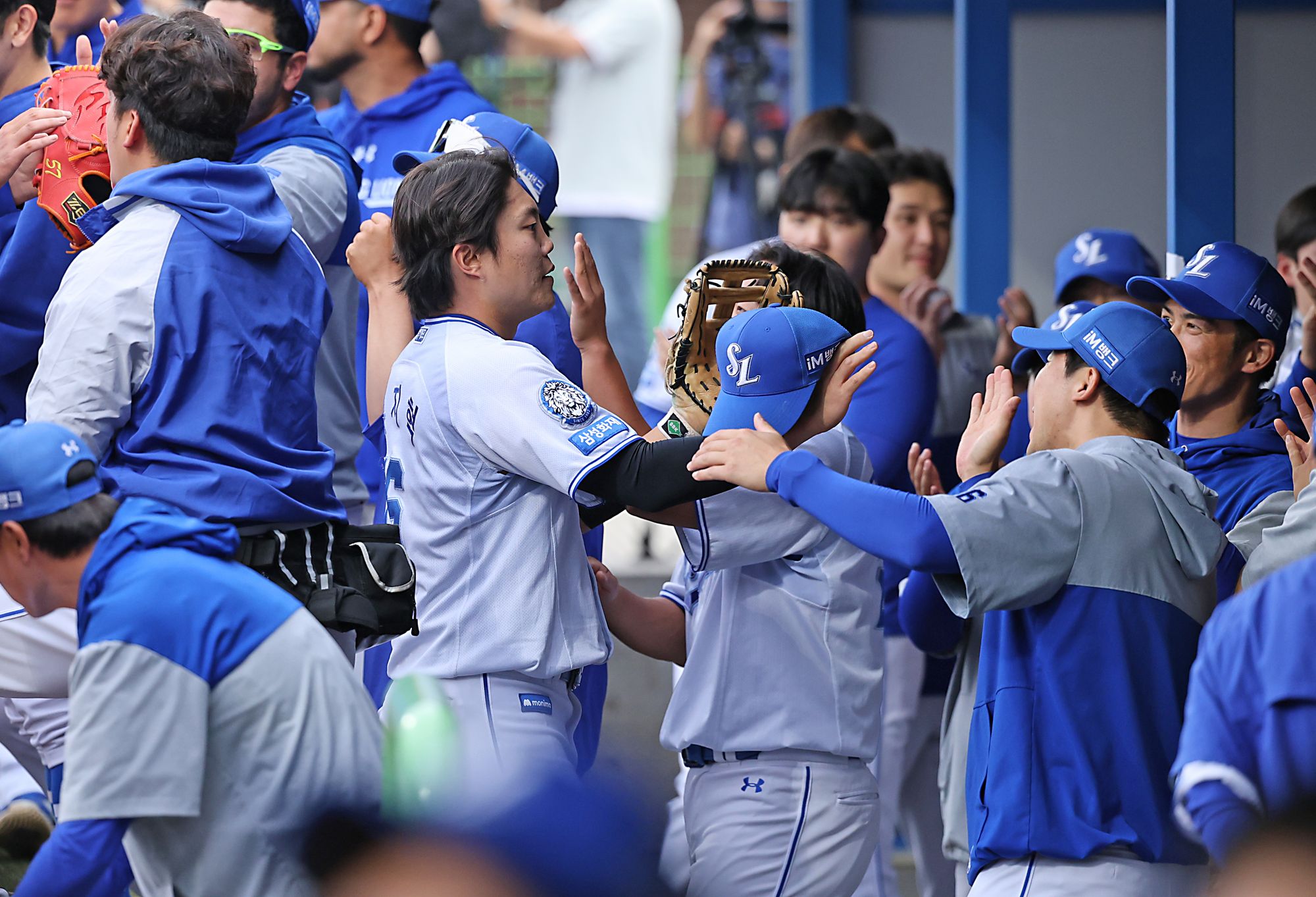 삼성 라이온즈 류지혁이 13일 포항 KT 위즈전에서 호수비 후 축하 받고 있다. 삼성 라이온즈
