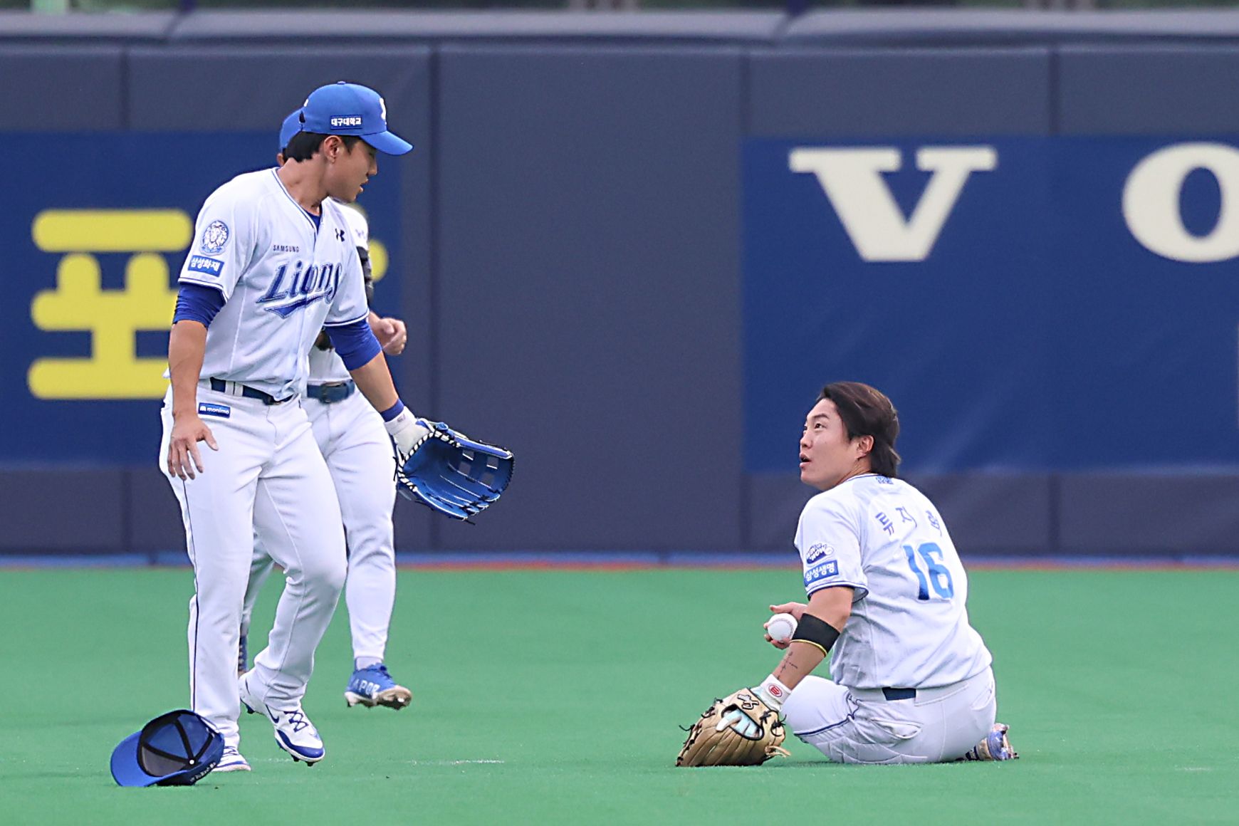 오른쪽에 앉아있는 삼성 라이온즈 류지혁이 13일 포항 KT위즈전에서 수비 후 이성규와 대화를 나누고 있다. 삼성 라이온즈