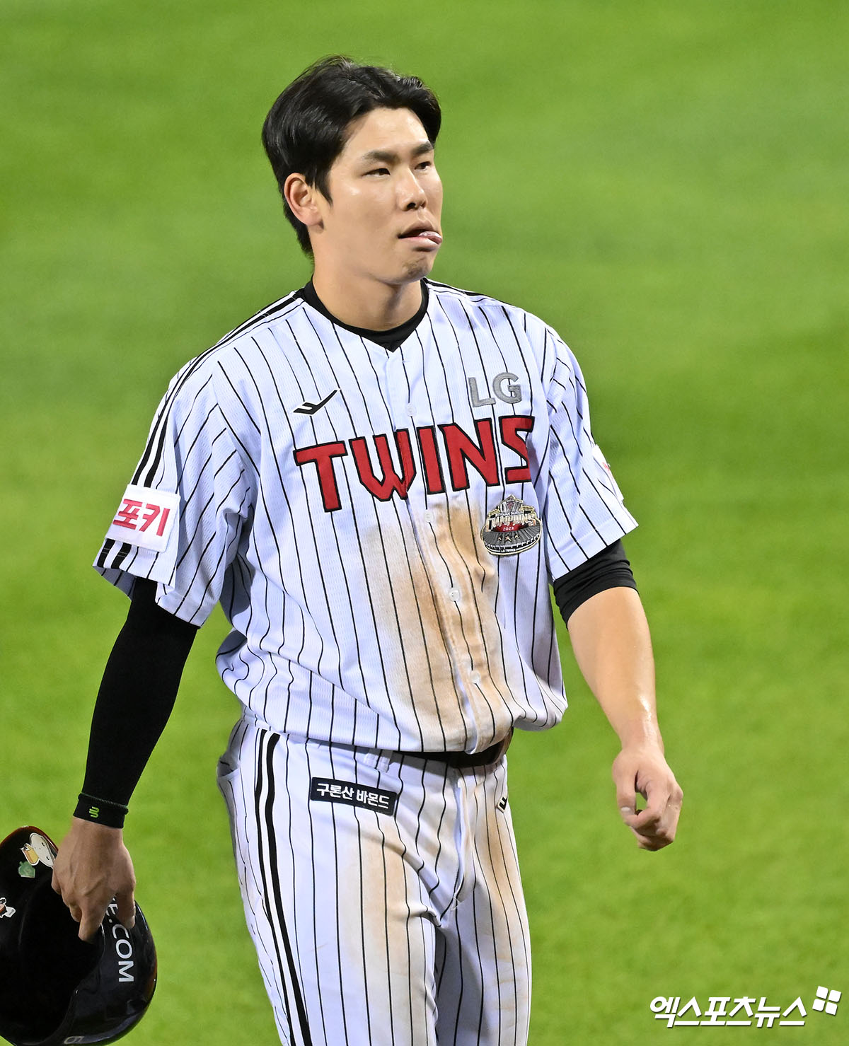 LG 외야수 홍창기는 지난 13일 잠실구장에서 열린 '2025 신한 SOL Bank KBO 리그' 키움과 주중 3연전 첫 번째 경기에서 1번타자 우익수로 선발 출전했다. 홈런포를 포함해 3타점으로 공격에 활력을 불어넣었으나 경기 종료 직전 수비 과정에서 다쳐 구급차를 타고 병원으로 후송됐다. 엑스포츠뉴스 DB