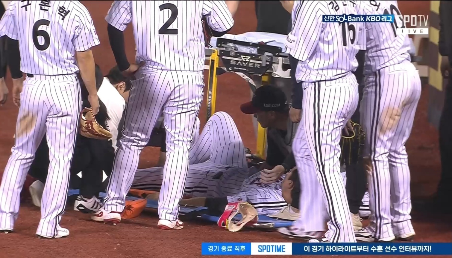 LG 외야수 홍창기는 지난 13일 잠실구장에서 열린 '2025 신한 SOL Bank KBO 리그' 키움과 주중 3연전 첫 번째 경기에서 1번타자 우익수로 선발 출전했다. 홈런포를 포함해 3타점으로 공격에 활력을 불어넣었으나 경기 종료 직전 수비 과정에서 다쳐 구급차를 타고 병원으로 후송됐다. SPOTV 화면 캡처