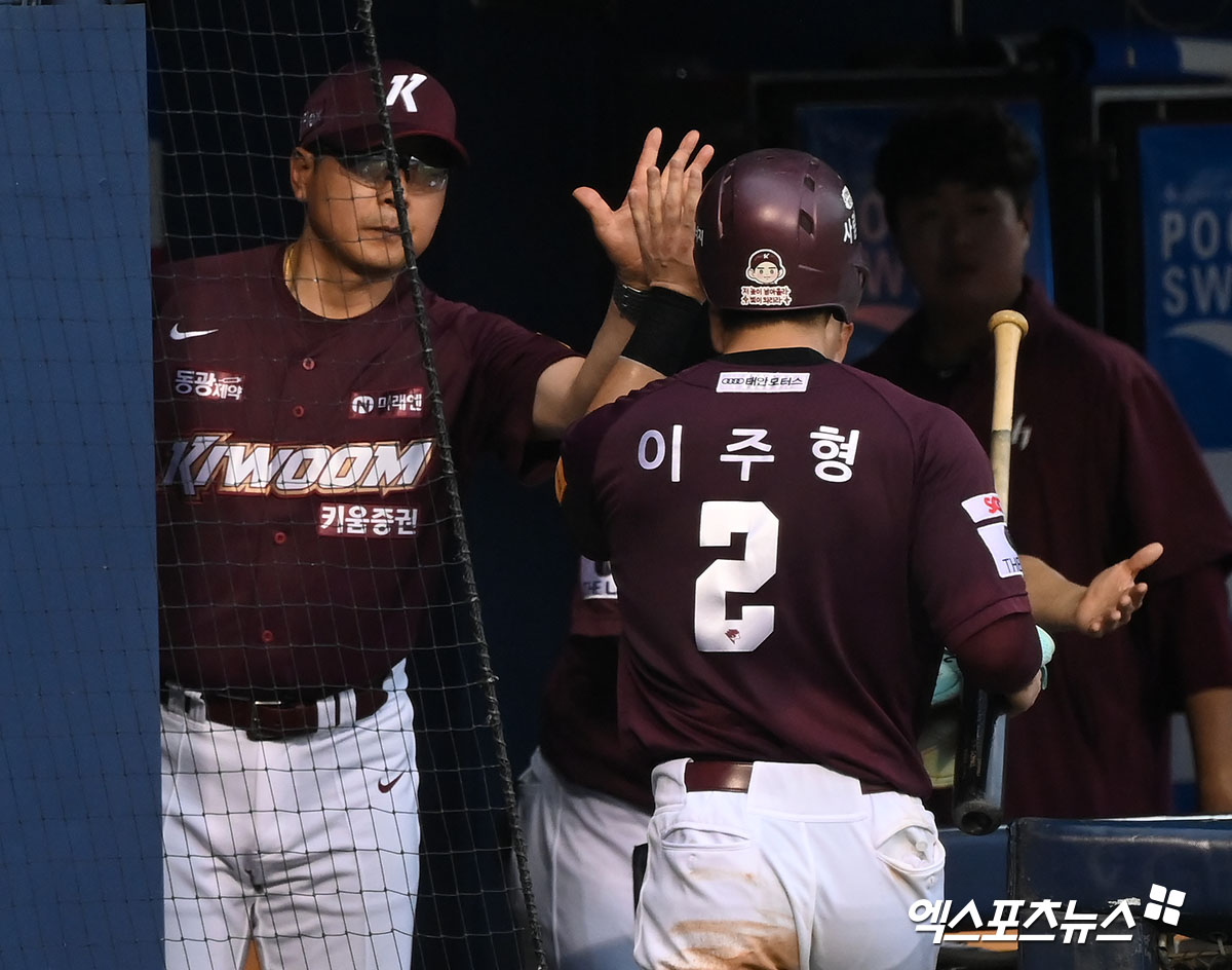 키움 외야수 이주형(2번)은 지난 13일 잠실구장에서 열린 '2025 신한 SOL Bank KBO 리그' LG와 주중 3연전 첫 번째 경기에서 3번타자 중견수로 선발 출전했지만, 오른쪽 발목 통증으로 2회말 대수비로 교체됐다. 엑스포츠뉴스 DB
