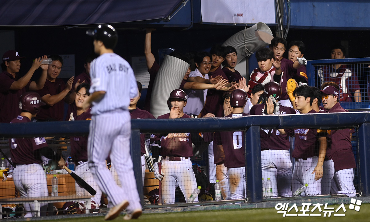 키움(사진)은 지난 13일 잠실구장에서 열린 '2025 신한 SOL Bank KBO 리그' LG와 주중 3연전 첫 번째 경기에서 6-9로 패했지만, 상대 에이스 치리노스를 공략하며 타격 페이스를 끌어올렸다. 엑스포츠뉴스 DB