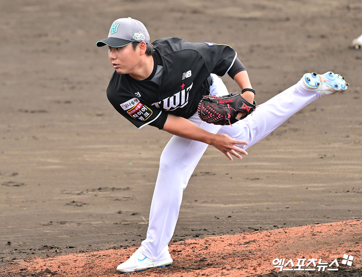 KT 위즈 투수 문용익이 경기에 등판해 투구하고 있다. 엑스포츠뉴스 DB