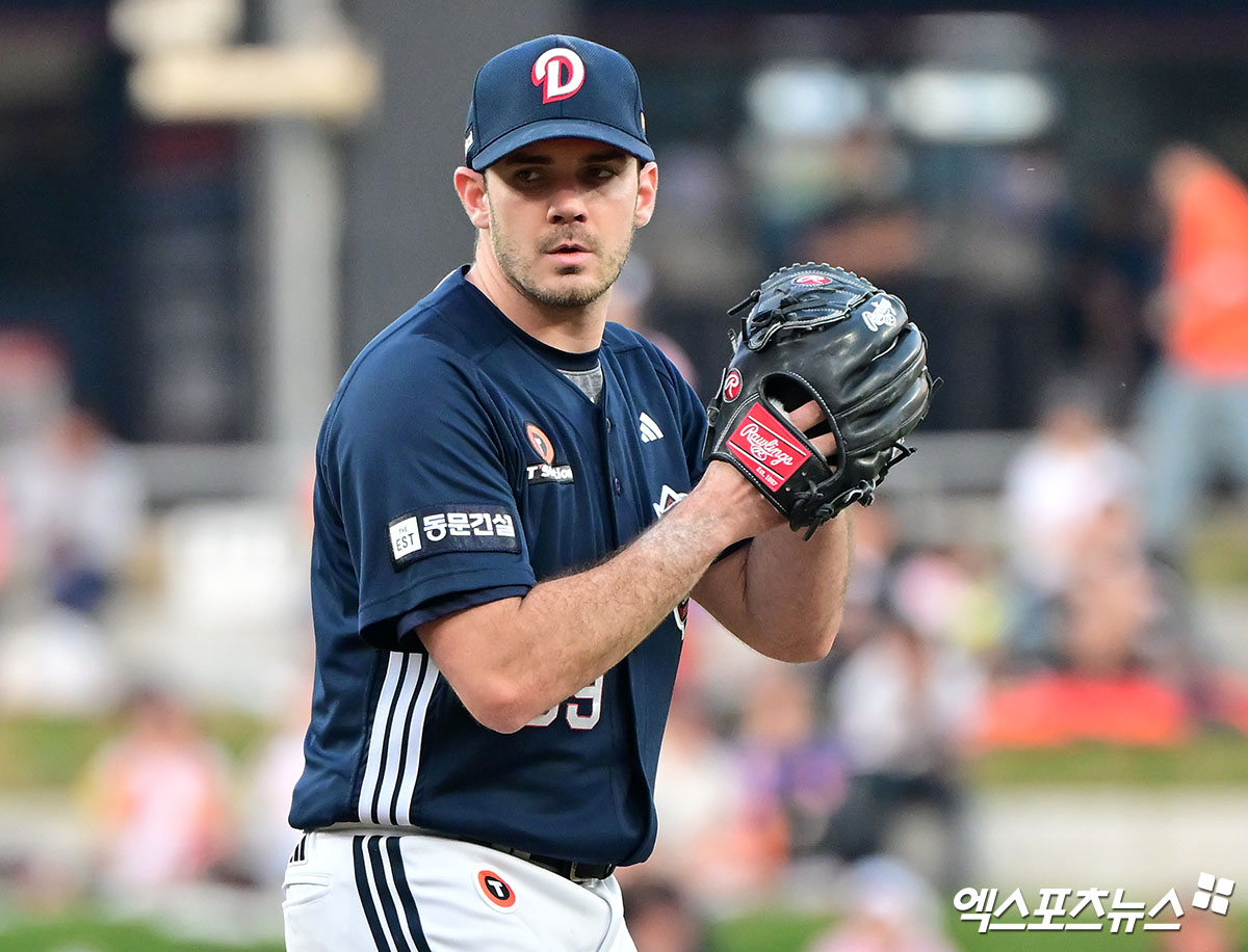 14일 오후 대전 한화생명 볼파크에서 열린 '2025 신한 SOL Bank KBO리그' 두산 베어스와 한화 이글스의 경기, 1회말 두산 선발투수 잭 로그가 공을 힘차게 던지고 있다. 대전, 김한준 기자