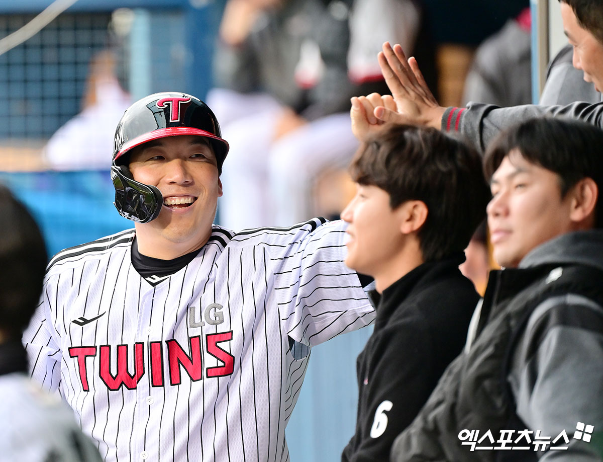 LG 내야수 김현수(왼쪽 첫 번째)는 14일 잠실구장에서 열린 '2025 신한 SOL Bank KBO 리그' 키움과 주중 3연전 두 번째 경기에서 5번타자 1루수로 선발 출전했다. 멀티히트와 2타점으로 공격에 활력을 불어넣었다. 엑스포츠뉴스 DB