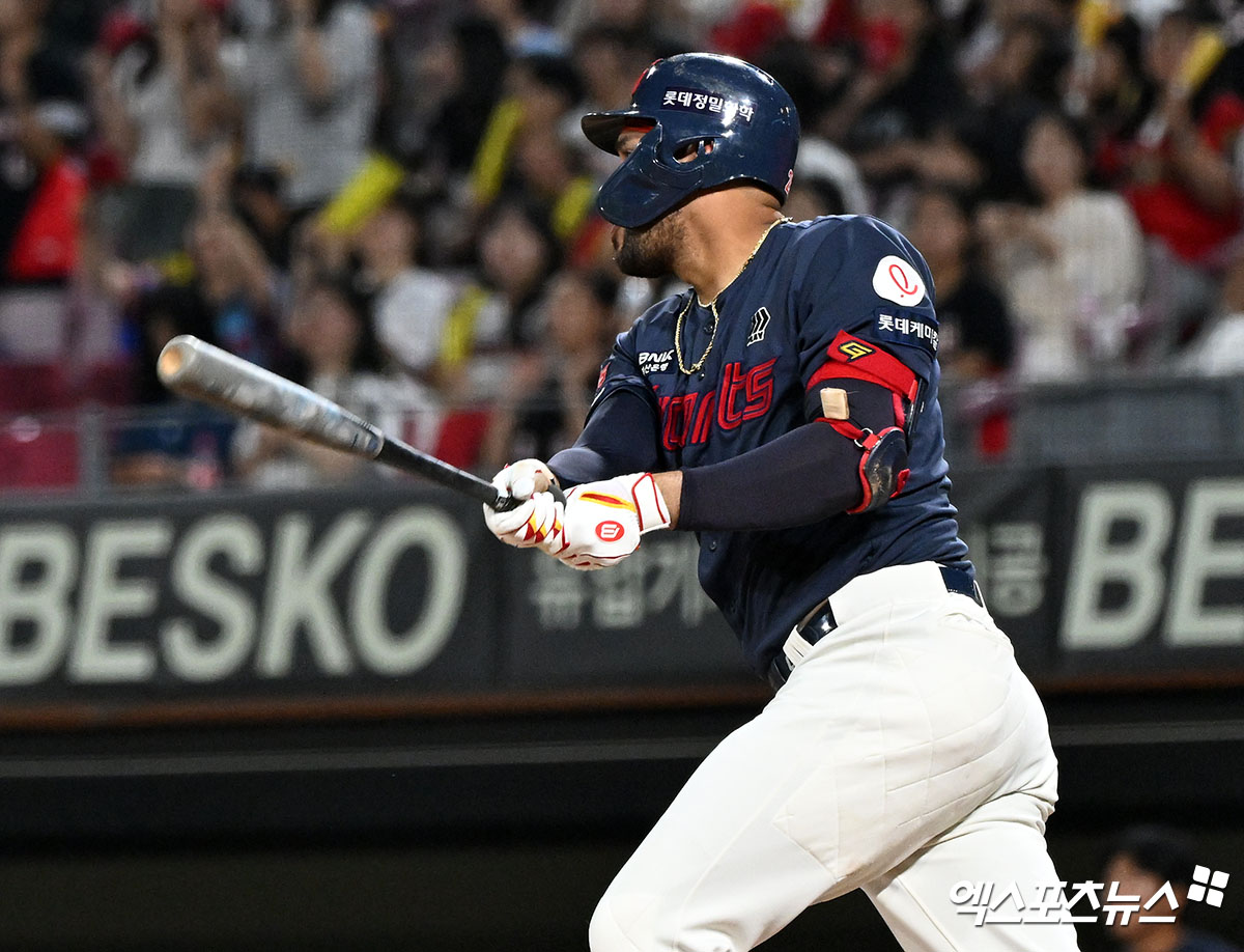 25일 오후 광주기아챔피언스필드에서 열린 '2024 신한 SOL Bank KBO리그' 롯데 자이언츠와 KIA 타이거즈의 경기, 7회초 1사 롯데 레이예스가 2루타를 날리고 있다. 엑스포츠뉴스 DB