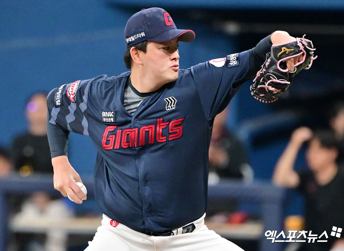 30일 오후 서울 구로구 고척스카이돔에서 열린 '2025 신한 SOL Bank KBO리그' 롯데 자이언츠와 키움 히어로즈의 경기, 9회말 1사 1,3루 롯데 김원중이 공을 힘차게 던지고 있다. 엑스포츠뉴스 DB