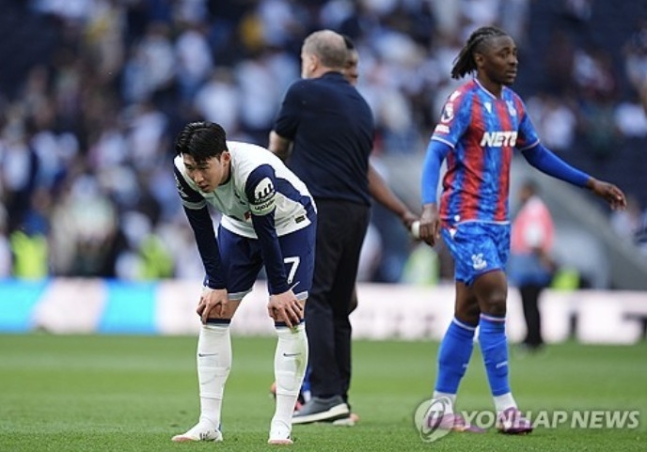 토트넘 홋스퍼는 14일(한국시간) 구단 공식 홈페이지를 통해 데얀 쿨루셉스키가 오른쪽 슬개골 부상을 당해 수술을 받았다고 발표했다. 토트넘 핵심 미드필더 쿨루셉스키는 지난 11일 크리스털 팰리스와의 2024-25시즌 프리미어리그 36라운드 홈경기에서 부상을 입어 수술대에 올랐다. 슬개골 부상으로 인해 쿨루셉스키는 다가오는 맨체스터 유나이티드와의 유럽축구연맹(UEFA) 유로파리그 결승전에 출전하지 못하게 됐다. 연합뉴스