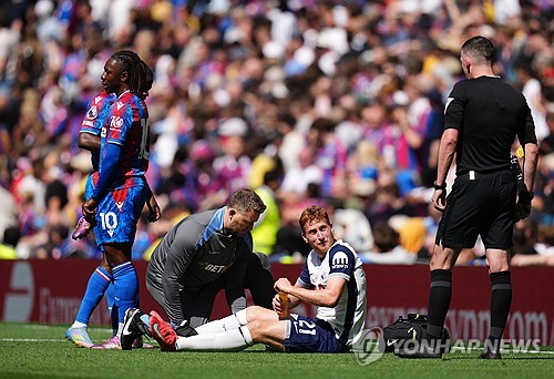 토트넘 홋스퍼는 14일(한국시간) 구단 공식 홈페이지를 통해 데얀 쿨루셉스키가 오른쪽 슬개골 부상을 당해 수술을 받았다고 발표했다. 토트넘 핵심 미드필더 쿨루셉스키는 지난 11일 크리스털 팰리스와의 2024-25시즌 프리미어리그 36라운드 홈경기에서 부상을 입어 수술대에 올랐다. 슬개골 부상으로 인해 쿨루셉스키는 다가오는 맨체스터 유나이티드와의 유럽축구연맹(UEFA) 유로파리그 결승전에 출전하지 못하게 됐다. 연합뉴스