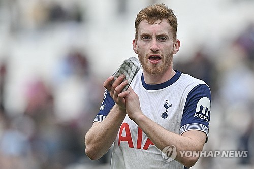 토트넘 홋스퍼는 14일(한국시간) 구단 공식 홈페이지를 통해 데얀 쿨루셉스키가 오른쪽 슬개골 부상을 당해 수술을 받았다고 발표했다. 토트넘 핵심 미드필더 쿨루셉스키는 지난 11일 크리스털 팰리스와의 2024-25시즌 프리미어리그 36라운드 홈경기에서 부상을 입어 수술대에 올랐다. 슬개골 부상으로 인해 쿨루셉스키는 다가오는 맨체스터 유나이티드와의 유럽축구연맹(UEFA) 유로파리그 결승전에 출전하지 못하게 됐다. 연합뉴스