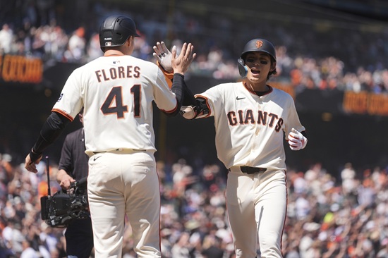 샌프란시스코 자이언츠 외야수 이정후가 15일 미국 캘리포니아주 샌프란시스코 오라클 파크에서 열린 애리조나전에 3번 타자 중견수로 선발 출전해 7회 말 메이저리그 데뷔 첫 2경기 연속 홈런을 쏘아 올리면서 시즌 6호포를 기록했다. 연합뉴스