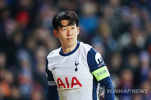 연합뉴스에 따르면 서울 강남경찰서는 지난 7일 손흥민이 한 여성으로부터 임신을 빌미로 금품을 요구받았다고 고소해 수사 중이라고 밝혔다. 현재 20대 여성과 40대 남성이 공갈 협박 혐의로 조사 중인 것으로 알려졌다. 연합뉴스