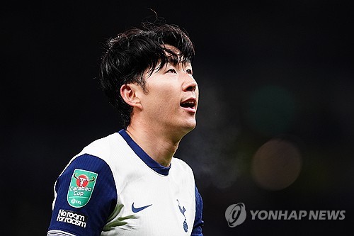 연합뉴스에 따르면 서울 강남경찰서는 지난 7일 손흥민이 한 여성으로부터 임신을 빌미로 금품을 요구받았다고 고소해 수사 중이라고 밝혔다. 현재 20대 여성과 40대 남성이 공갈 협박 혐의로 조사 중인 것으로 알려졌다. 연합뉴스
