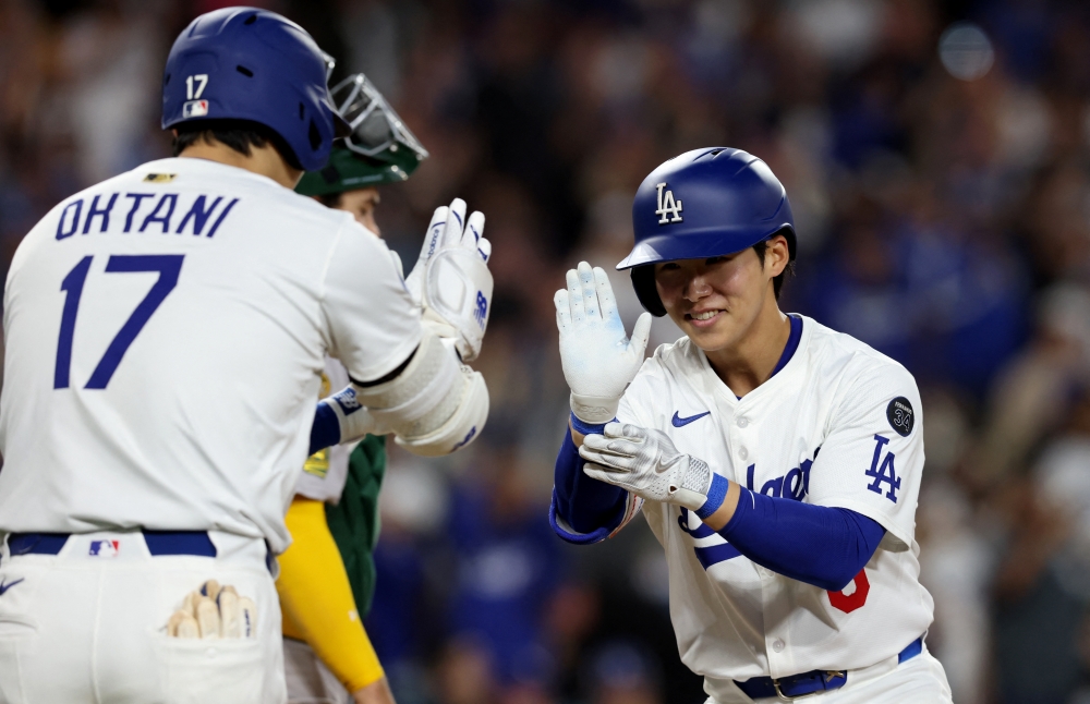 LA 다저스 김혜성이 15일 미국 캘리포니아주 로스앤젤레스의 다저스타디움에서 열린 2025 미국프로야구 메이저리그(MLB) 애슬레틱스와의 홈경기에 9번타자 겸 2루수로 선발 출전해 2타수 2안타 1홈런 1타점으로 팀의 9-3 승리에 힘을 보탰다. REUTERS 연합뉴스