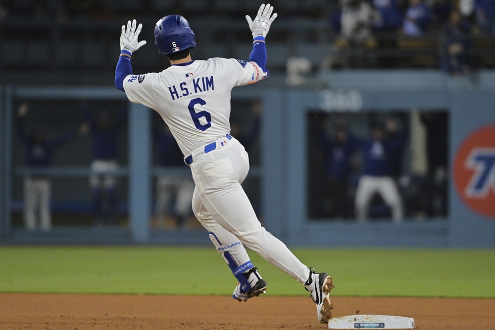 LA 다저스 김혜성이 15일 오클랜드 애슬레틱스전에서 홈런을 친 뒤 세리머니하고 있다. AP 연합뉴스