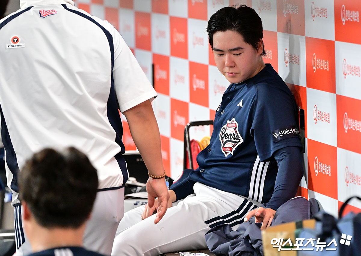 15일 오후 대전 한화생명 볼파크에서 열린 '2025 신한 SOL Bank KBO리그' 두산 베어스와 한화 이글스의 경기, 2회말 수비를 마친 두산 최승용이 손톱에 밴드를 붙이고 있다. 대전, 김한준 기자