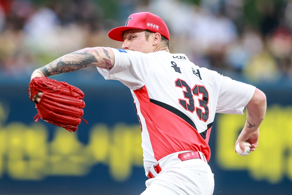 15일 오후 광주-KIA챔피언스필드에서 열린 '2025 신한 SOL Bank KBO리그' 롯데 자이언츠와 KIA 타이거즈의 경기, KIA 선발투수 아담 올러가 공을 힘차게 던지고 있다. KIA 타이거즈