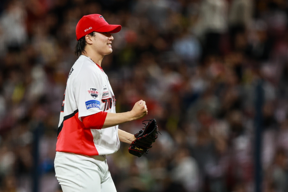 KIA 타이거즈 마무리투수 정해영이 15일 광주-KIA챔피언스필드에서 열린 2025 신한 SOL Bank KBO리그 롯데 자이언츠와의 시즌 6차전에 구원 등판해 1⅓이닝 1피안타 무사사구 2탈삼진 무실점으로 시즌 11세이브째를 올렸다. 이로써 개인 통산 132세이브를 기록하면서 타이거즈 역대 프랜차이즈 최다 세이브 타이기록을 달성했다. KIA 타이거즈