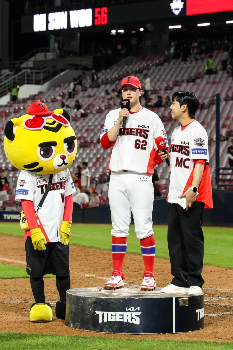 KIA 타이거즈 마무리투수 정해영이 15일 광주-KIA챔피언스필드에서 열린 2025 신한 SOL Bank KBO리그 롯데 자이언츠와의 시즌 6차전에 구원 등판해 1⅓이닝 1피안타 무사사구 2탈삼진 무실점으로 시즌 11세이브째를 올렸다. 이로써 개인 통산 132세이브를 기록하면서 타이거즈 역대 프랜차이즈 최다 세이브 타이기록을 달성했다. KIA 타이거즈