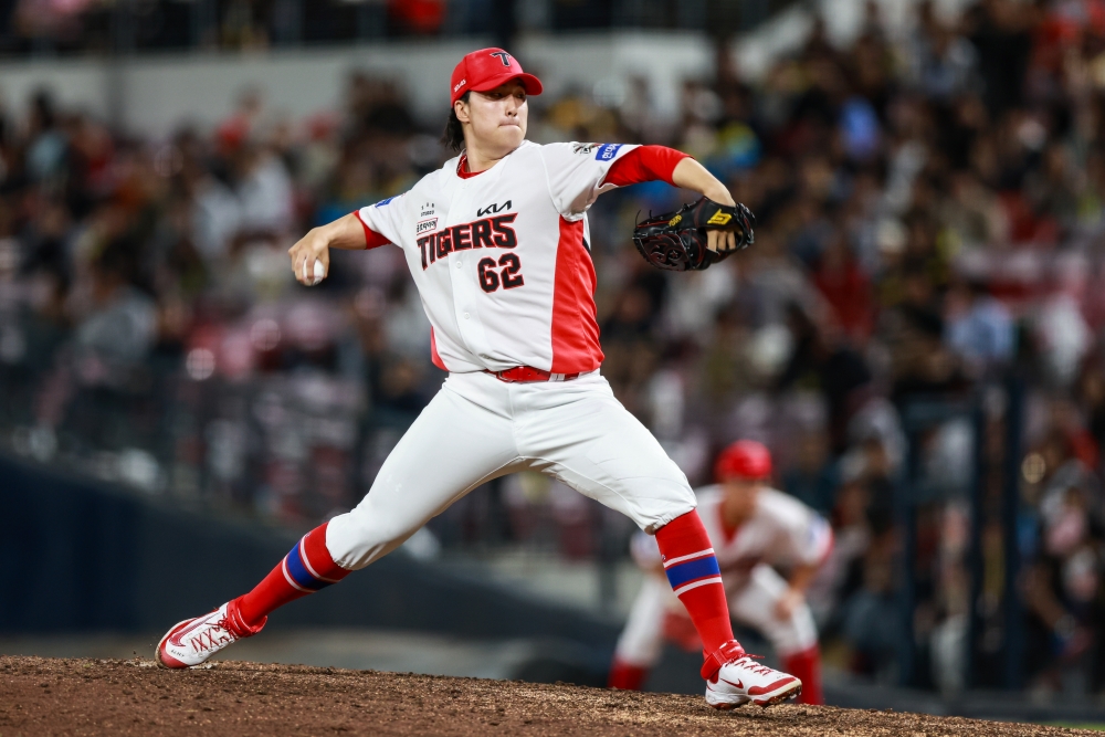 KIA 타이거즈 마무리투수 정해영이 15일 광주-KIA챔피언스필드에서 열린 2025 신한 SOL Bank KBO리그 롯데 자이언츠와의 시즌 6차전에 구원 등판해 1⅓이닝 1피안타 무사사구 2탈삼진 무실점으로 시즌 11세이브째를 올렸다. 이로써 개인 통산 132세이브를 기록하면서 타이거즈 역대 프랜차이즈 최다 세이브 타이기록을 달성했다. KIA 타이거즈