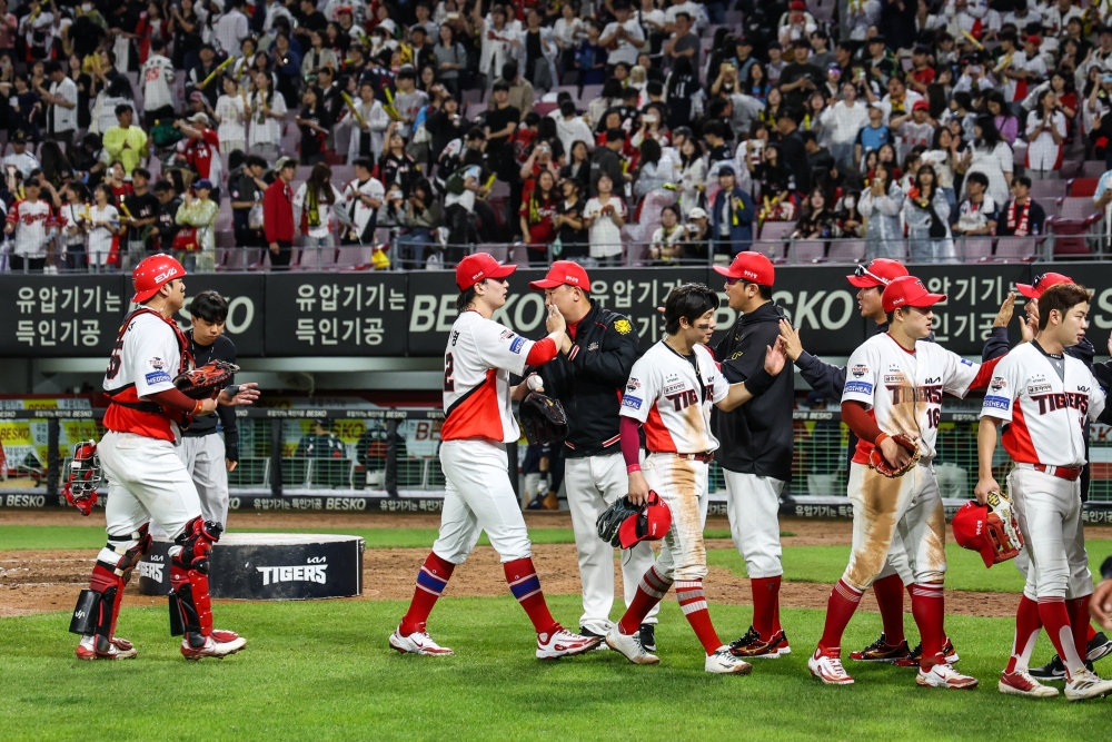 15일 오후 광주-KIA챔피언스필드에서 열린 '2025 신한 SOL Bank KBO리그' 롯데 자이언츠와 KIA 타이거즈의 경기, KIA가 7:6으로 승리하면서 위닝시리즈를 달성했다. 경기 후 KIA 선수들과 코칭스태프가 하이파이브를 하고 있다. KIA 타이거즈