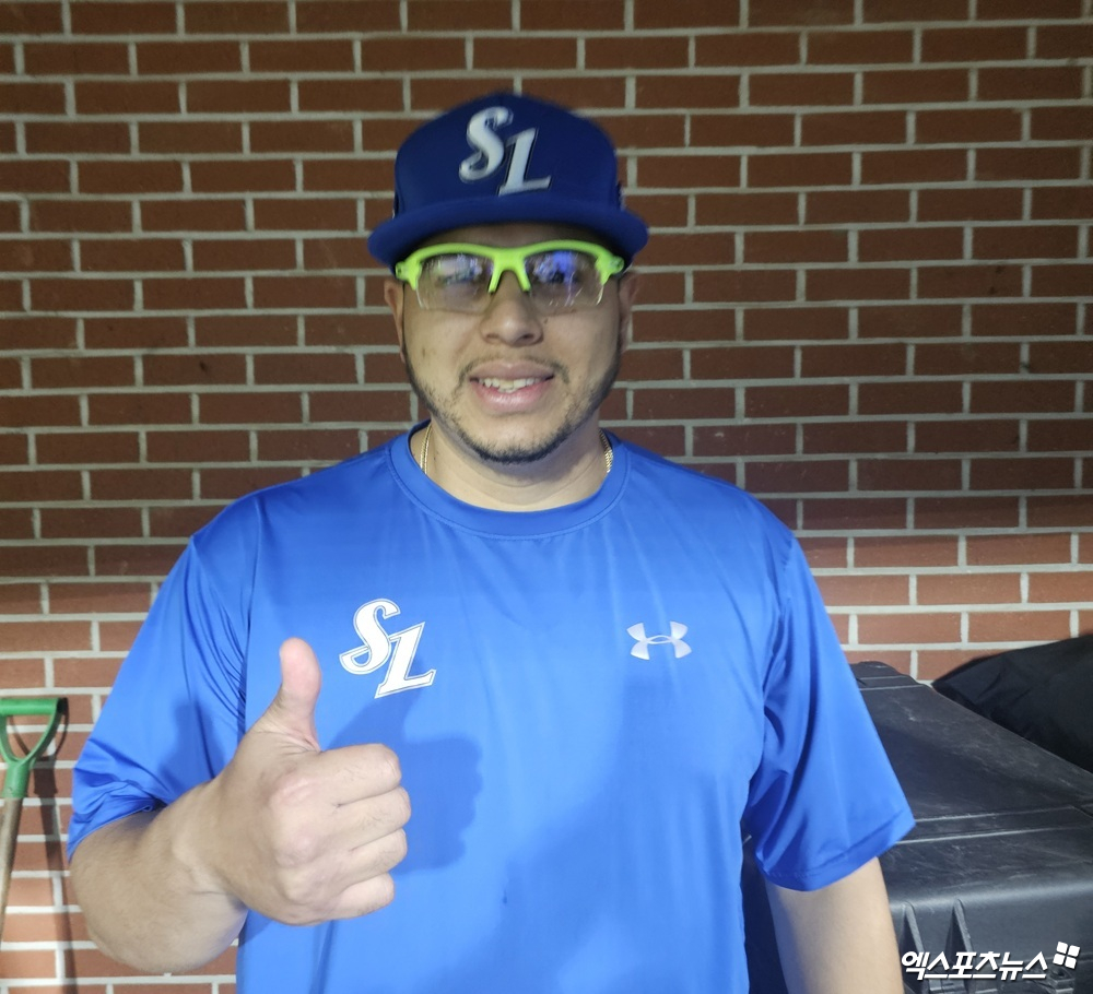 삼성 라이온즈 아리엘 후라도가 15일 포항 KT 위즈전에 선발 등판해 호투한 뒤 기념촬영하고 있다. 엑스포츠뉴스 포항, 최원영 기자