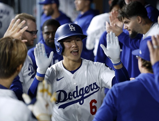 미국 메이저리그 LA 다저스의 김혜성이 15일(한국시간) 미국 캘리포니아주 로스앤젤레스 다저스타디움에서 열린 2025 메이저리그 오클랜드와의 홈 경기에 9번타자 겸 2루수로 선발출전, 빅리그 데뷔 첫 홈런을 기록했다. 사진 연합뉴스