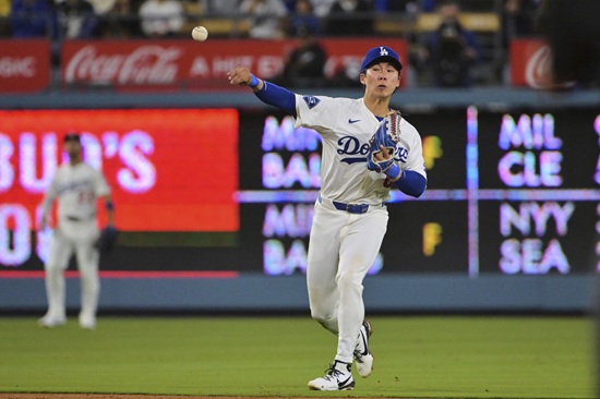 미국 메이저리그 LA 다저스의 김혜성이 15일(한국시간) 미국 캘리포니아주 로스앤젤레스 다저스타디움에서 열린 2025 메이저리그 오클랜드와의 홈 경기에 9번타자 겸 2루수로 선발출전, 빅리그 데뷔 첫 홈런을 기록했다. 사진 연합뉴스