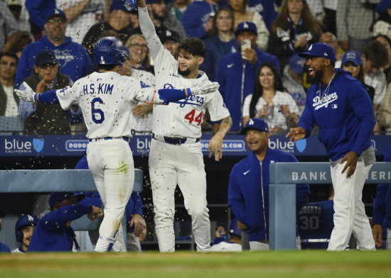 김혜성은 16일 오전 11시10분 미국 캘리포니아주 로스앤젤레스의 다저스타디움에서 열리는 2025 MLB 오클랜드 애슬레틱스와의 경기에 9번 타자 2루수로 선발 출전한다. 전날 같은 팀에 생애 첫 메이저리그 홈런포를 뽑아낸 김혜성에 대해 트리플A 복귀가 거론되는 가운데 오클랜드전 활약을 통한 빅리그 잔류 자격 증명 여부가 관심을 모은다. 연합뉴스