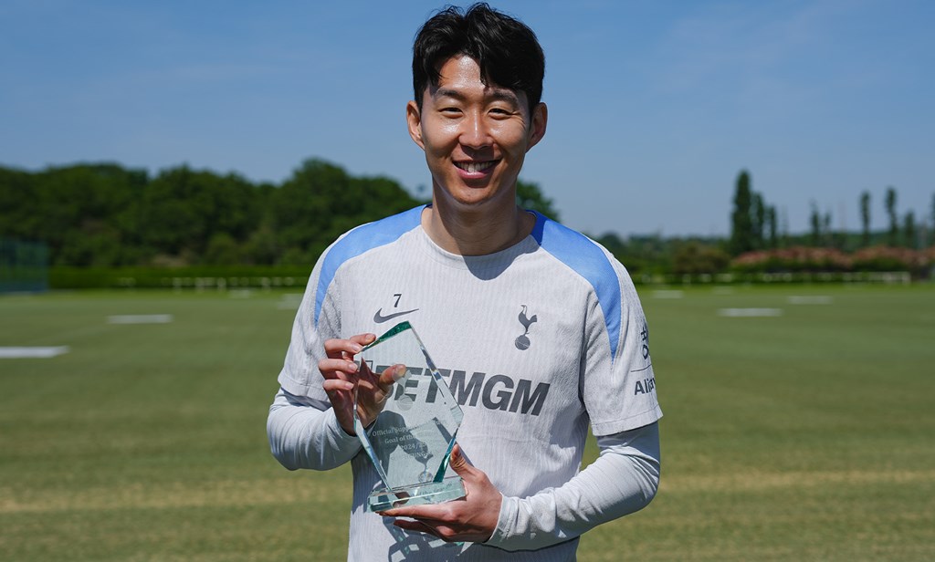 토트넘은 16일 구단 공식 홈페이지를 통해 '맨유를 상대로 한 손흥민의 올림픽 골이 공식 서포터 클럽(OSC)에 의해 올해의 골로 선정됐다'고 했다. 손흥민은 지난해 12월 리그컵 8강전서 맨유를 상대로 올림픽 골을 성공시켰다. 3-2로 앞서던 후반 43분 코너킥 상황에서 찬 공이 크게 휘어진 후 맨유 골키퍼 머리 위를 지나 골대 먼 쪽 그물을 흔들었다. 토트넘 홋스퍼