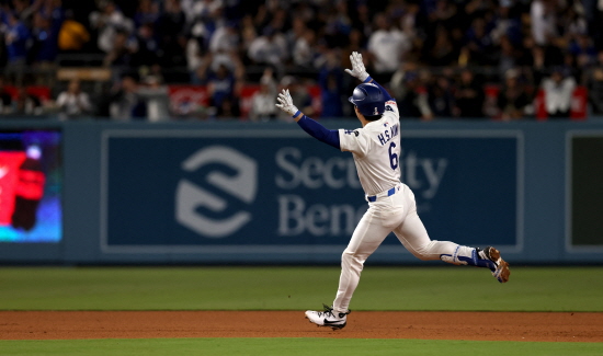 김혜성은 16일 오전 11시10분 미국 캘리포니아주 로스앤젤레스의 다저스타디움에서 열리는 2025 MLB 오클랜드 애슬레틱스와의 경기에 9번 타자 2루수로 선발 출전한다. 전날 같은 팀에 생애 첫 메이저리그 홈런포를 뽑아낸 김혜성에 대해 트리플A 복귀가 거론되는 가운데 오클랜드전 활약을 통한 빅리그 잔류 자격 증명 여부가 관심을 모은다. 연합뉴스