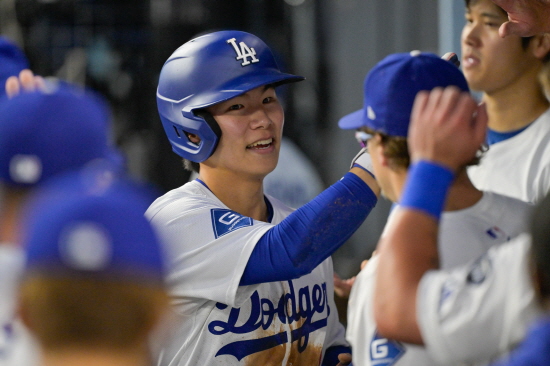 LA 다저스 김혜성은 16일(한국시간) 미국 캘리포니아주 로스앤젤레스의 다저스타디움에서 시작된 2025 MLB 오클랜드 애슬레틱스와의 경기에 9번 타자 2루수로 선발 출전해 3타수 3안타 2타점 4득점 2볼넷 1도루를 기록하며 최고의 하루를 만들었다. 김혜성은 전날 오클랜드전에서 빅리그 데뷔 첫 홈런을 쏘아올리는 등 '멀티히트'를 뽑아내는 기염을 토했는데 이틀 연속 한 경기에서 '멀티히트'를 달성했다. 김혜성은 28타수 12안타를 기록하며 타율 0.429를 기록, '꿈의 4할 타율' 진입을 이뤄냈다. OPS(출루율+장타율)는 1.038까지 치솟았다. 다저스는 19-2로 대승했다. 연합뉴스