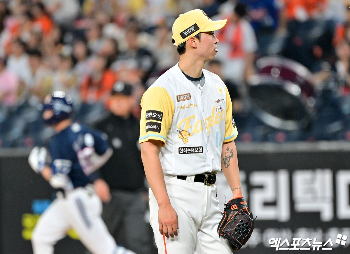 부진을 거듭하던 한화 이글스 엄상백(사진)이 결국 1군 엔트리에서 제외됐다. 엄상백이 재정비의 시간을 갖는 동안 '슈퍼루키' 황준서가 선발 기회를 받는다. 김경문 감독은 16일 대전 한화생명 볼파크에서 열리는 2025 신한 SOL Bank KBO리그 SSG 랜더스와의 경기를 앞두고 투수 엄상백의 1군 엔트리를 말소하고 이태양을 등록했다. 엄상백이 빠진 자리에는 지난해 1라운드 전체 1순위 신인 좌완 황준서가 기회를 받는다. 김경문 감독은 '준서가 많이 좋아졌으니까 준서를 한 번 써보려고 한다. (엄상백이) 한 두 번 빠진다고 본다'고 했다. 엑스포츠뉴스DB