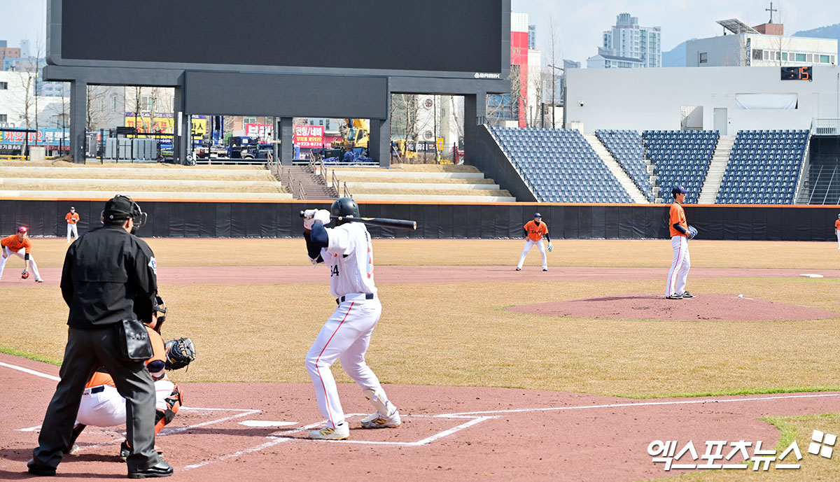 부진을 거듭하던 한화 이글스 엄상백이 결국 1군 엔트리에서 제외됐다. 엄상백이 재정비의 시간을 갖는 동안 '슈퍼루키' 황준서가 선발 기회를 받는다. 김경문 감독은 16일 대전 한화생명 볼파크에서 열리는 2025 신한 SOL Bank KBO리그 SSG 랜더스와의 경기를 앞두고 투수 엄상백의 1군 엔트리를 말소하고 이태양을 등록했다. 엄상백이 빠진 자리에는 지난해 1라운드 전체 1순위 신인 좌완 황준서(사진)가 기회를 받는다. 김경문 감독은 '준서가 많이 좋아졌으니까 준서를 한 번 써보려고 한다. (엄상백이) 한 두 번 빠진다고 본다'고 했다. 엑스포츠뉴스DB