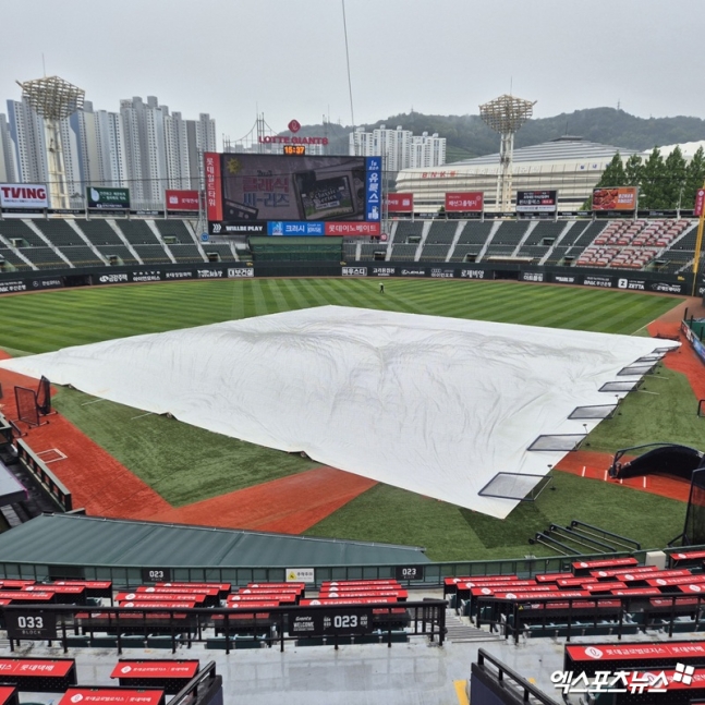 16일 부산 사직야구장에서 열릴 예정인 롯데 자이언츠와 삼성 라이온즈의 경기가 비 때문에 취소, 이튿날 더블헤더를 진행하게 됐다. 사진 엑스포츠뉴스